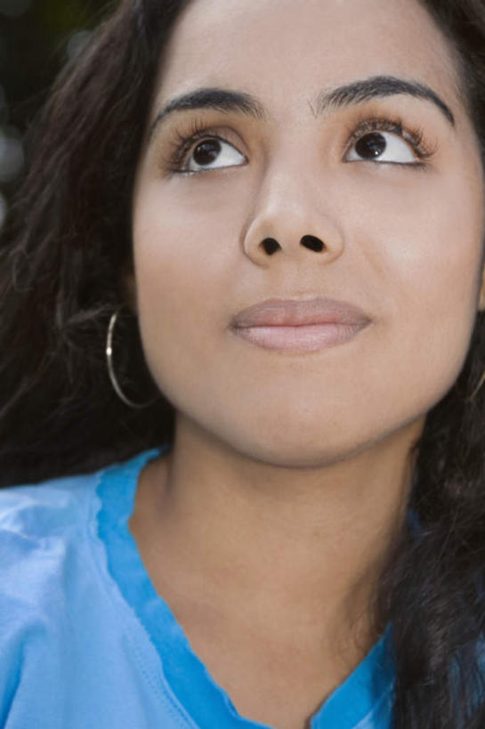 西方人,脸,头,脸颊,头发,一个人,笑,微笑,竖图,室外,特写,白天,正面,欧洲,欧洲人,仅一个年轻女性,仅一个女性,仅一个人,阴影,服装,朦胧,模糊,光线,影子,棕色,注视,休闲装,肩膀,装饰品,衣服,蓝色,阳光,耳环,饰品,首饰,观察,看,休闲,休闲服,服饰,观看,察看,关注,耳饰,年轻女性,女人,女性,白种人,头部,长发,脸部,脸蛋,面部,抬头,仰头,半身,彩图