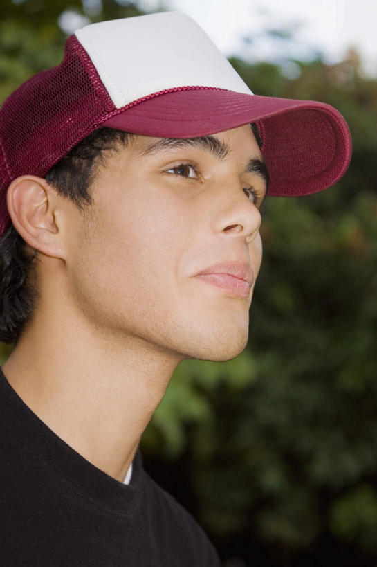 西方人,脸,头,脸颊,一个人,站,竖图,室外,特写,白天,侧面,植物,帽子,欧洲,欧洲人,仅一个男性,仅一个人,阴影,服装,朦胧,模糊,光线,影子,注视,休闲装,运动帽,肩膀,树,树木,仅一个年轻男性,衣服,绿色,黑色,阳光,自然,观察,看,站着,休闲,休闲服,鸭舌帽,服饰,生长,成长,观看,察看,关注,一顶,男人,男性,年轻男性,白种人,头部,脸部,脸蛋,面部,站立,半身,彩图