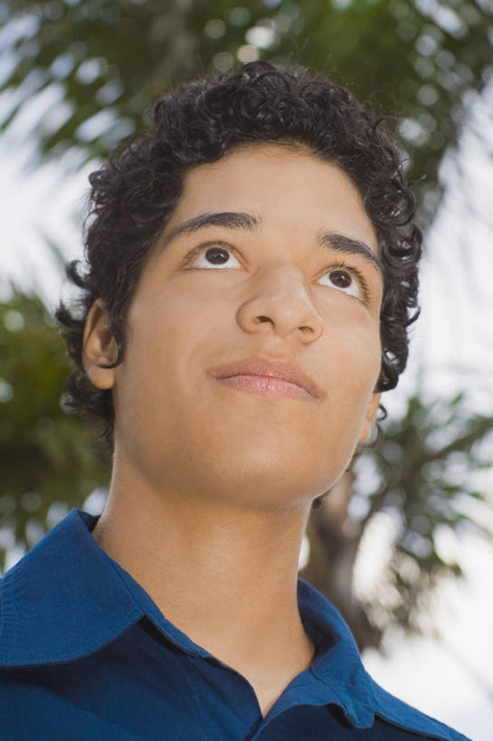 西方人,脸,头,脸颊,头发,一个人,站,笑,微笑,竖图,室外,特写,白天,仰视,植物,欧洲,欧洲人,仅一个男性,仅一个人,阴影,服装,朦胧,模糊,光线,影子,棕色,注视,休闲装,肩膀,树,树木,仅一个年轻男性,衣服,蓝色,绿色,蓝天,天空,阳光,自然,天,观察,看,站着,休闲,休闲服,服饰,生长,晴朗,成长,观看,察看,关注,万里无云,男人,男性,年轻男性,白种人,头部,卷发,脸部,脸蛋,面部,晴空,晴空万里,抬头,仰头,站立,半身,彩图,低角度拍摄,短发