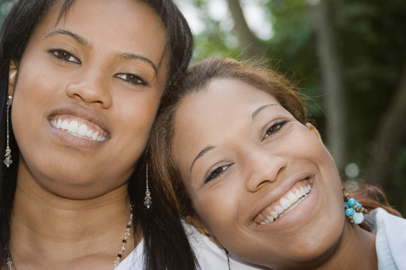 西方人,脸,头,脸颊,两个人,伙伴,朋友,笑,微笑,露齿笑,横图,室外,特写,白天,正面,友谊,植物,欧洲,欧洲人,阴影,服装,朦胧,模糊,光线,影子,注视,休闲装,肩膀,装饰品,树,树木,衣服,绿色,阳光,自然,耳环,饰品,首饰,观察,看,靠,靠着,休闲,休闲服,服饰,生长,成长,观看,察看,关注,耳饰,友情,年轻女性,女人,女性,白种人,头部,脸部,脸蛋,面部,半身,彩图