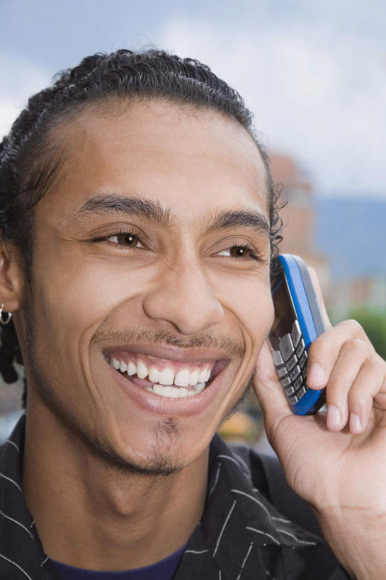 西方人,脸,头,脸颊,一个人,站,笑,打电话,微笑,露齿笑,竖图,室外,特写,白天,正面,电话,手机,欧洲,欧洲人,仅一个男性,仅一个人,握,阴影,服装,朦胧,模糊,光线,影子,云,云朵,云彩,注视,休闲装,通讯设备,肩膀,仅一个年轻男性,衣服,蓝色,白云,蓝天,天空,阳光,天,观察,看,站着,休闲,休闲服,握着,服饰,晴朗,观看,察看,关注,一部,交流,男人,男性,年轻男性,白种人,头部,脸部,脸蛋,面部,晴空,沟通,通话,站立,半身,彩图