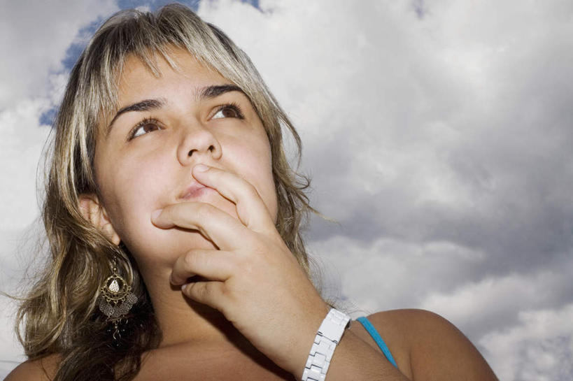 西方人,脸,头,脸颊,手,头发,一个人,站,横图,室外,特写,白天,仰视,吊带,欧洲,欧洲人,仅一个年轻女性,仅一个女性,仅一个人,握,阴影,服装,朦胧,模糊,时间,光线,时钟,手表,影子,云,云朵,棕色,计时,云彩,吊带衫,肩膀,装饰品,一个,衣服,蓝色,白云,蓝天,天空,阳光,耳环,饰品,首饰,钟表,天,站着,手部,表,握着,服饰,晴朗,单个,单手,腕表,衣着,穿着,耳饰,衣饰,年轻女性,女人,女性,白种人,头部,长发,卷发,脸部,脸蛋,面部,钟,晴空,站立,半身,彩图,低角度拍摄