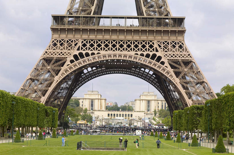 西方人,站,横图,室外,白天,仰视,旅游,度假,植物,标志建筑,道路,地标,建筑,路,公路,汽车,法国,巴黎,欧洲,艾菲尔铁塔,欧洲人,行人,游客,游人,阴影,服装,环保,光线,影子,云,云朵,防护,交通,埃菲尔铁塔,许多人,云彩,注视,休闲装,娱乐,建设,路人,旅客,车,树,树木,衣服,蓝色,绿色,白云,蓝天,天空,阳光,自然,交通工具,轿车,天,观察,看,站着,一群人,享受,休闲,休闲服,旅游胜地,放松,服饰,生长,晴朗,成长,观看,察看,关注,美好,美妙,法兰西,载具,间隔,法兰西共和国,战神广场,美观,雅观,法兰西第五共和国,过客,绿篱,生篱,树篱,植篱,男人,男性,女人,女性,中年男性,中年女性,白种人,晴空,马路,站立,半身,彩图,低角度拍摄