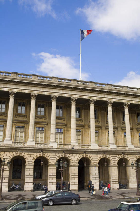 西方人,站,走,竖图,室外,白天,仰视,度假,美景,窗户,城市风光,城市,道路,路,路灯,公路,汽车,旗帜,国旗,照明,法国,巴黎,欧洲,欧洲人,一排,许多,行人,游客,游人,阴影,服装,整齐,飘扬,光线,影子,景观,云,云朵,灯光,交通,首都,许多人,云彩,休闲装,娱乐,路人,旅客,玻璃窗,车,灯,排列,衣服,蓝色,白云,蓝天,天空,阳光,交通工具,轿车,天,站着,一群人,享受,休闲,休闲服,景色,放松,服饰,晴朗,飘逸,照亮,照明设备,队列,载具,飞扬,法国国旗,法兰西共和国,法兰西第五共和国,过客,男人,男性,年轻男性,年轻女性,女人,女性,白种人,旗,晴空,马路,步行,散步,站立,走路,半身,彩图,低角度拍摄,三色旗