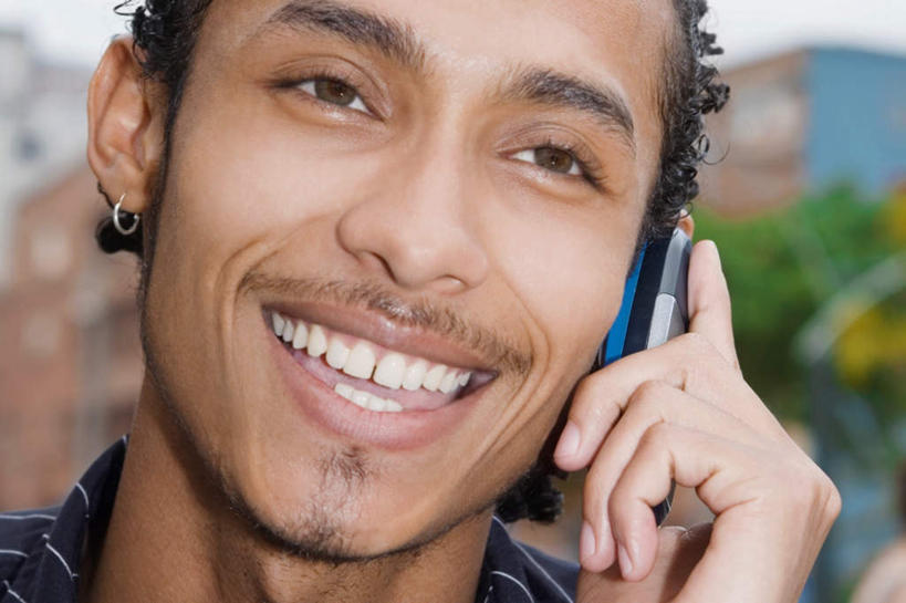 西方人,脸,头,脸颊,手,一个人,家,笑,打电话,微笑,露齿笑,横图,室外,特写,白天,正面,植物,电话,手机,欧洲,欧洲人,仅一个男性,仅一个人,握,阴影,朦胧,模糊,光线,影子,房屋,屋子,注视,通讯设备,楼房,肩膀,住宅,装饰品,树,树木,仅一个年轻男性,绿色,阳光,自然,耳环,饰品,首饰,观察,看,手部,握着,生长,成长,观看,单手,察看,关注,一部,耳饰,交流,男人,男性,年轻男性,白种人,头部,脸部,脸蛋,面部,沟通,通话,半身,彩图,房子