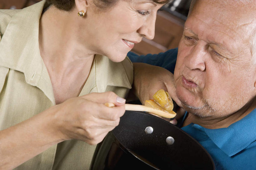 西方人,老年人,脸,头,脸颊,两个人,家庭,夫妻,站,吃,横图,室内,特写,白天,正面,爱情,玉米,厨房,蔬菜,欧洲,欧洲人,一把,握,阴影,服装,新鲜,反射,棒子,影子,勺子,玉蜀黍,食品,浪漫,注视,休闲装,耳钉,肩膀,装饰品,食物,衣服,饰品,首饰,调羹,汤匙,观察,看,站着,休闲,温暖,温馨,一家人,休闲服,恩爱,喂,握着,恋人,服饰,有机食品,绿色食品,观看,苞米,和睦,察看,关注,苞芦,苞谷,包谷,大蜀黍,番麦,薏米包,玉高粱,玉麦,珍珠米,耳饰,老年男性,老年女性,男人,男性,女人,女性,白种人,头部,脸部,脸蛋,面部,夫妇,情侣,嚼,食,站立,半身,彩图,灶间,伴侣,融洽