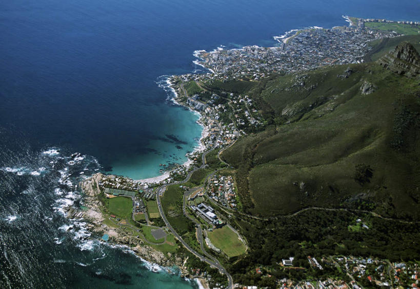 无人,家,横图,俯视,航拍,室外,白天,度假,海浪,海洋,美景,山,山脉,城市风光,城市,道路,路,轮船,公路,船,汽车,非洲,南非,许多,阴影,光线,影子,房屋,屋子,景观,浪花,山峰,交通,山峦,首都,娱乐,楼房,住宅,车,排列,蓝色,蓝天,天空,阳光,海水,交通工具,轿车,群山,天,享受,休闲,景色,放松,晴朗,鸟瞰,载具,海景,万里无云,开普敦,省会,阿非利加洲,摆列,立法首都,南非共和国,西开普省,大海,风浪,海,海水的波动,近岸浪,涌浪,晴空,晴空万里,马路,彩图,高角度拍摄,房子,布列,分列