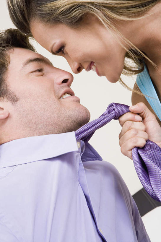 西方人,脸,头,脸颊,两个人,家庭,夫妻,拉,笑,微笑,露齿笑,竖图,室内,特写,白天,白色背景,侧面,衬衫,爱情,欧洲,欧洲人,阴影,服装,反射,背心,影子,领带,浪漫,注视,肩膀,相视,衣服,紫色,观察,看,温暖,温馨,一家人,面对面,恩爱,恋人,摄影,服饰,影棚,观看,对视,和睦,察看,互视,衣着,穿着,关注,相对,相看,衣饰,男人,男性,年轻女性,女人,女性,中年男性,白种人,年轻人,头部,脸部,脸蛋,面部,夫妇,情侣,半身,彩图,影棚拍摄,衬衣,拍摄,伴侣,融洽