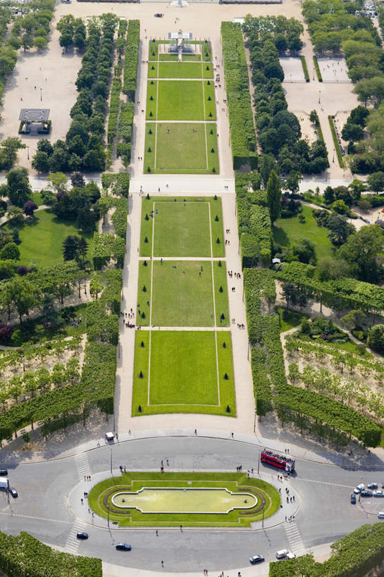 无人,宫殿,竖图,俯视,航拍,室外,白天,旅游,度假,草地,草坪,名胜古迹,植物,标志建筑,道路,地标,建筑,路,公路,汽车,法国,巴黎,欧洲,阴影,遗迹,光线,影子,小路,交通,首都,古迹,文物,娱乐,建设,古建筑,车,草,树,树木,绿色,阳光,自然,交通工具,轿车,享受,休闲,旅游胜地,放松,生长,成长,鸟瞰,载具,古文明,法兰西共和国,法兰西第五共和国,马路,彩图,高角度拍摄