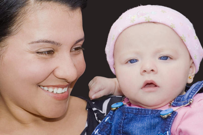 西方人,婴儿,儿童,脸,头,脸颊,两个人,家庭,母亲,站,抱,笑,微笑,露齿笑,横图,室外,特写,白天,正面,纯洁,帽子,欧洲,欧洲人,阴影,服装,光线,影子,注视,休闲装,肩膀,小孩,衣服,阳光,观察,看,站着,休闲,温暖,温馨,一家人,休闲服,可爱,母爱,童年,童趣,服饰,活泼,抱着,观看,和睦,察看,搂着,关注,宝宝,童真,纯真,烂漫,无邪,母婴,伶俐,天真,年轻女性,女人,女性,白种人,孩子,年轻人,头部,脸部,脸蛋,面部,搂,搂抱,站立,半身,彩图,融洽