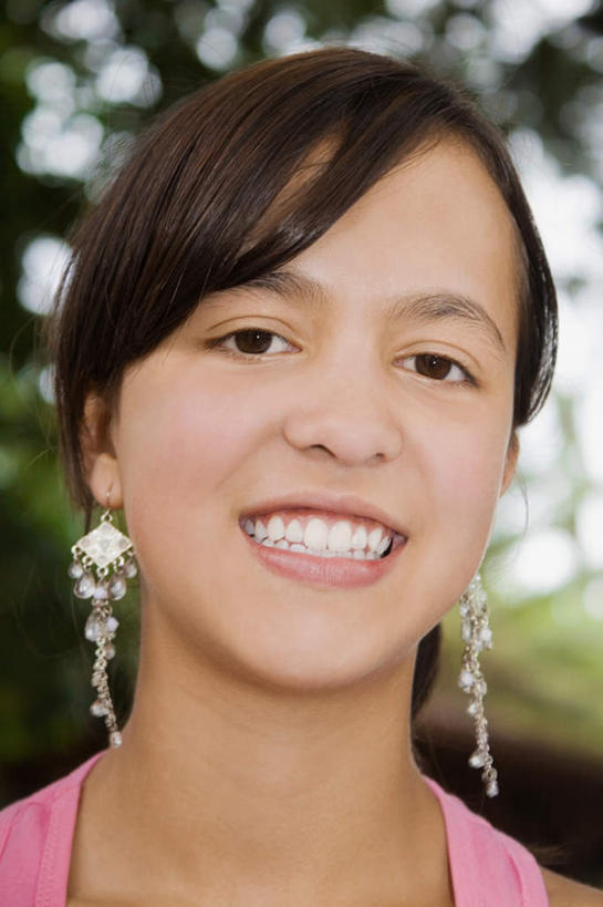 西方人,脸,头,脸颊,一个人,站,笑,微笑,露齿笑,竖图,室外,特写,白天,正面,植物,欧洲,欧洲人,仅一个年轻女性,仅一个女性,仅一个人,阴影,服装,朦胧,模糊,光线,影子,注视,休闲装,肩膀,装饰品,树,树木,两个,衣服,粉色,绿色,阳光,自然,耳环,饰品,首饰,观察,看,站着,休闲,休闲服,服饰,生长,成长,观看,察看,关注,耳饰,年轻女性,女人,女性,白种人,头部,脸部,脸蛋,面部,站立,半身,彩图