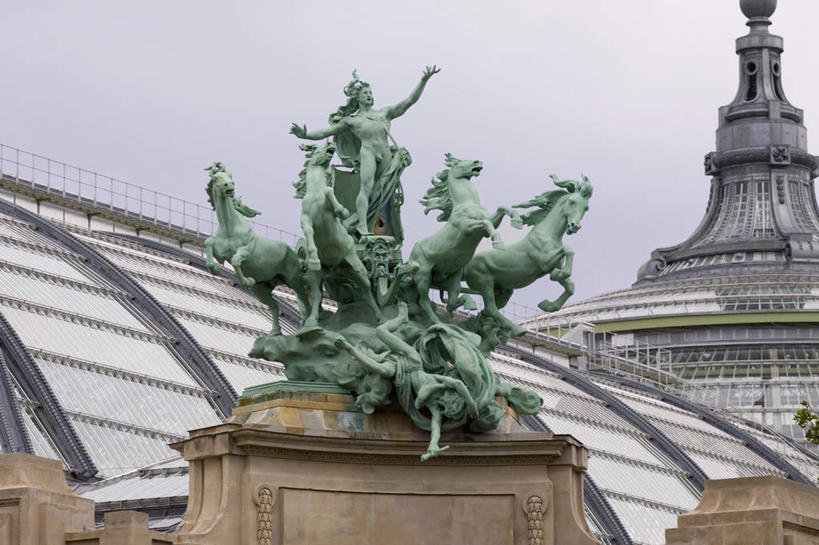 西方人,无人,三个人,躺,举,横图,室外,白天,仰视,旅游,度假,标志建筑,地标,建筑,马,野生动物,雕塑,法国,巴黎,欧洲,欧洲人,艺术,装饰,雕刻,雕像,屋顶,乌云,云,阴天,云朵,首都,云彩,顶棚,娱乐,建设,天空,动物,工艺品,天,托,享受,休闲,旅游胜地,放松,运输,牲畜,纪念,美术,昏暗,阴沉,主题,陈列,法兰西共和国,功能,美学,法兰西第五共和国,卧着,男人,男性,年轻男性,白种人,举起,举手,举着,躺着,卧,向上举,向上伸,向上托,彩图,低角度拍摄,全身