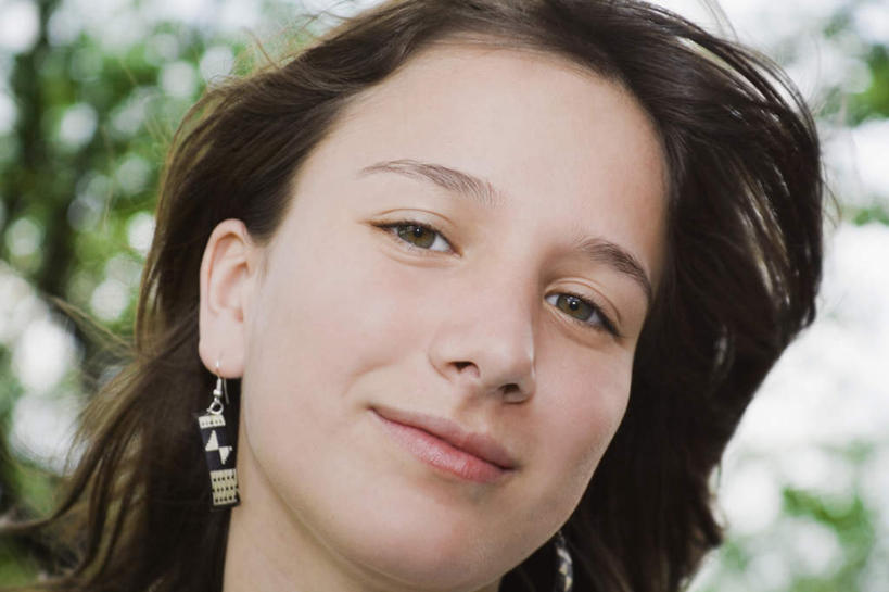 西方人,脸,头,脸颊,头发,一个人,笑,微笑,横图,室外,特写,白天,仰视,植物,欧洲,欧洲人,仅一个年轻女性,仅一个女性,仅一个人,阴影,朦胧,模糊,光线,影子,棕色,注视,肩膀,装饰品,树,树木,两个,绿色,阳光,自然,耳环,饰品,首饰,观察,看,生长,成长,观看,察看,关注,耳饰,年轻女性,女人,女性,白种人,头部,长发,直发,脸部,脸蛋,面部,半身,彩图,低角度拍摄