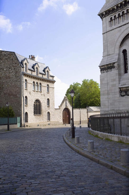 无人,家,竖图,室外,白天,正面,度假,美景,植物,窗户,城市风光,城市,道路,路,公路,法国,巴黎,欧洲,阴影,光线,影子,房屋,屋子,景观,云,云朵,交通,首都,云彩,娱乐,楼房,玻璃窗,住宅,树,树木,蓝色,绿色,白云,蓝天,天空,阳光,自然,天,享受,休闲,景色,放松,生长,晴朗,成长,法兰西共和国,法兰西第五共和国,晴空,马路,彩图,房子