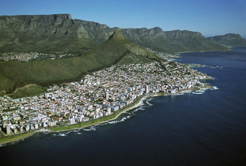 无人,家,横图,俯视,航拍,室外,白天,度假,草地,草坪,海浪,海洋,美景,山,山脉,植物,城市风光,城市,道路,路,轮船,公路,船,非洲,南非,许多,阴影,光线,影子,房屋,屋子,景观,浪花,山峰,交通,山峦,首都,娱乐,楼房,住宅,草,树,树木,排列,蓝色,绿色,蓝天,天空,阳光,自然,海水,交通工具,群山,天,享受,休闲,景色,放松,生长,晴朗,成长,鸟瞰,载具,海景,万里无云,开普敦,省会,阿非利加洲,摆列,立法首都,南非共和国,西开普省,大海,风浪,海,海水的波动,近岸浪,涌浪,晴空,晴空万里,马路,彩图,高角度拍摄,房子,布列,分列