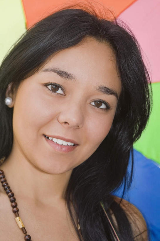 西方人,脸,头,脸颊,头发,一个人,站,笑,微笑,露齿笑,竖图,室外,特写,白天,正面,项链,欧洲,欧洲人,仅一个年轻女性,仅一个女性,仅一个人,一把,一条,阴影,朦胧,模糊,光线,伞,影子,雨伞,遮阳伞,棕色,注视,阳伞,肩膀,装饰品,阳光,耳环,饰品,首饰,观察,看,站着,观看,察看,太阳伞,关注,耳饰,年轻女性,女人,女性,白种人,头部,长发,直发,脸部,脸蛋,面部,站立,半身,彩图