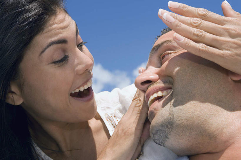 西方人,中年人,脸,头,脸颊,两个人,家庭,夫妻,笑,微笑,露齿笑,横图,室外,特写,白天,仰视,爱情,欧洲,欧洲人,阴影,服装,光线,影子,云,云朵,浪漫,云彩,注视,休闲装,肩膀,相视,衣服,蓝色,白云,蓝天,天空,阳光,天,观察,看,休闲,温暖,温馨,一家人,面对面,休闲服,恩爱,恋人,服饰,晴朗,观看,对视,和睦,察看,互视,关注,相对,相看,男人,男性,女人,女性,中年男性,中年女性,白种人,头部,脸部,脸蛋,面部,夫妇,情侣,晴空,半身,彩图,低角度拍摄,伴侣,融洽