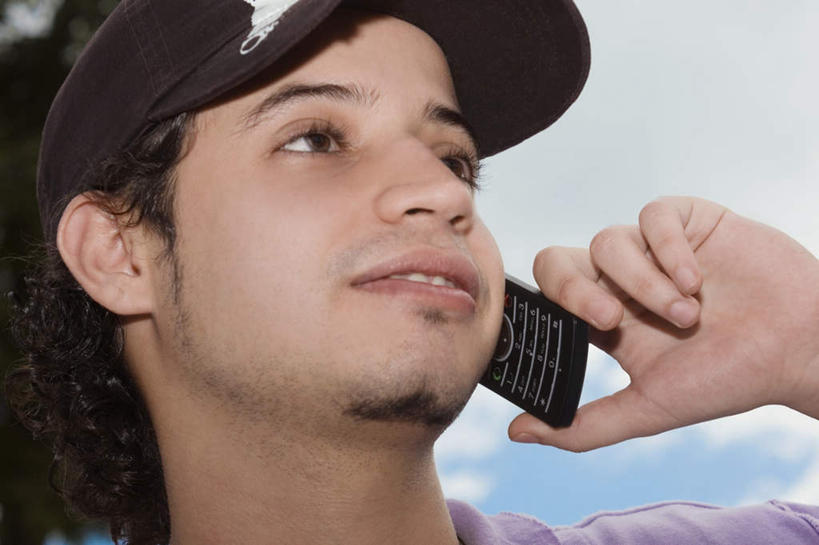 西方人,脸,头,脸颊,手,一个人,站,打电话,横图,室外,特写,白天,正面,电话,帽子,手机,欧洲,欧洲人,仅一个男性,仅一个人,握,阴影,服装,朦胧,模糊,光线,影子,注视,休闲装,通讯设备,运动帽,肩膀,仅一个年轻男性,衣服,阳光,观察,看,站着,休闲,手部,休闲服,鸭舌帽,握着,服饰,观看,单手,察看,关注,一部,一顶,交流,男人,男性,年轻男性,白种人,头部,脸部,脸蛋,面部,沟通,通话,站立,半身,彩图