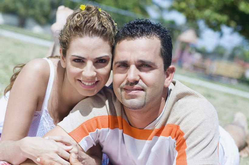 西方人,中年人,两个人,家庭,夫妻,笑,微笑,露齿笑,横图,室外,白天,正面,爱情,草地,草坪,植物,欧洲,欧洲人,阴影,服装,朦胧,模糊,光线,影子,浪漫,注视,休闲装,草,树,树木,衣服,绿色,阳光,自然,观察,看,趴着,休闲,温暖,温馨,一家人,休闲服,恩爱,恋人,服饰,生长,成长,观看,和睦,察看,关注,男人,男性,女人,女性,中年男性,中年女性,白种人,夫妇,情侣,趴,半身,彩图,伴侣,融洽