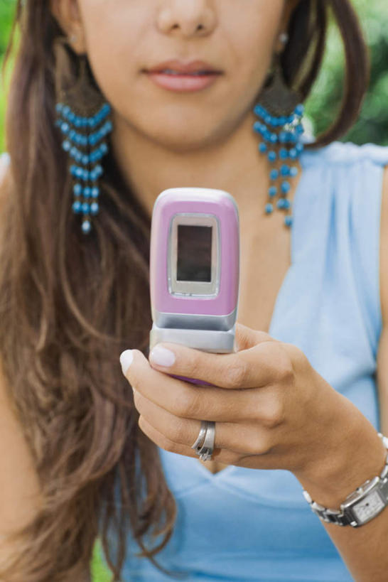 西方人,脸,头,脸颊,手,头发,一个人,打电话,竖图,室外,特写,白天,正面,爱情,植物,电话,手机,欧洲,欧洲人,仅一个年轻女性,仅一个女性,仅一个人,握,阴影,服装,朦胧,模糊,时间,光线,时钟,手表,影子,棕色,浪漫,计时,休闲装,通讯设备,肩膀,装饰品,树,树木,两个,一个,衣服,绿色,阳光,自然,耳环,戒指,饰品,首饰,钟表,休闲,手部,休闲服,表,恩爱,握着,服饰,生长,单个,成长,单手,腕表,信物,权利,一部,手饰,耳饰,交流,年轻女性,女人,女性,白种人,头部,长发,卷发,脸部,脸蛋,面部,钟,沟通,通话,半身,彩图