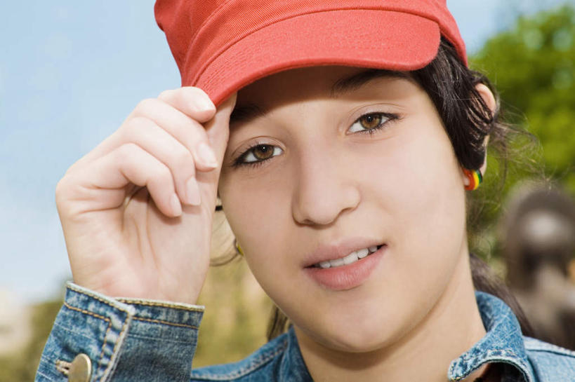 西方人,脸,头,脸颊,手,一个人,站,横图,室外,特写,白天,仰视,植物,欧洲,欧洲人,仅一个年轻女性,仅一个女性,仅一个人,握,阴影,服装,朦胧,模糊,光线,影子,注视,休闲装,肩膀,树,树木,衣服,蓝色,绿色,蓝天,天空,阳光,自然,天,观察,看,站着,休闲,手部,休闲服,握着,服饰,生长,晴朗,成长,观看,单手,察看,关注,万里无云,年轻女性,女人,女性,白种人,头部,脸部,脸蛋,面部,晴空,晴空万里,站立,半身,彩图,低角度拍摄