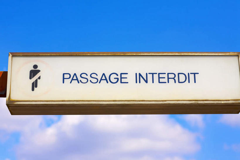 西方人,一个人,无人,站,横图,室外,特写,白天,仰视,欧洲,欧洲人,仅一个男性,仅一个人,阴影,朦胧,模糊,光线,英文,标志,文字,影子,字符,字母,云,云朵,云彩,标识,仅一个年轻男性,蓝色,白云,蓝天,天空,阳光,天,站着,晴朗,英文字母,男人,男性,年轻男性,白种人,晴空,站立,彩图,低角度拍摄,全身,拟人