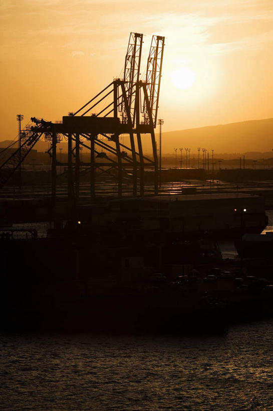 无人,码头,竖图,室外,白天,正面,旅游,度假,海浪,海洋,美景,日落,太阳,港口,汽车,阴影,光线,影子,景观,浪花,晚霞,霞光,落日,娱乐,车,阳光,自然,海水,黄昏,交通工具,轿车,享受,休闲,景色,彩霞,放松,自然风光,载具,海景,夕照,大海,风浪,海,海水的波动,近岸浪,涌浪,夕阳,彩图,摆渡口,埠头,渡口,渡头,港湾,海港,货运码头,口岸,商港,斜阳