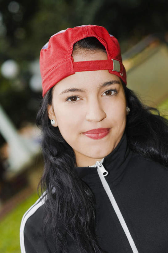 西方人,脸,头,脸颊,一个人,站,笑,微笑,竖图,室外,特写,白天,正面,草地,草坪,植物,帽子,欧洲,欧洲人,仅一个年轻女性,仅一个女性,仅一个人,阴影,服装,朦胧,模糊,光线,影子,注视,休闲装,运动帽,肩膀,草,树,树木,衣服,红色,绿色,黑色,阳光,自然,观察,看,站着,休闲,休闲服,鸭舌帽,服饰,生长,成长,观看,察看,关注,一顶,年轻女性,女人,女性,白种人,头部,脸部,脸蛋,面部,站立,半身,彩图