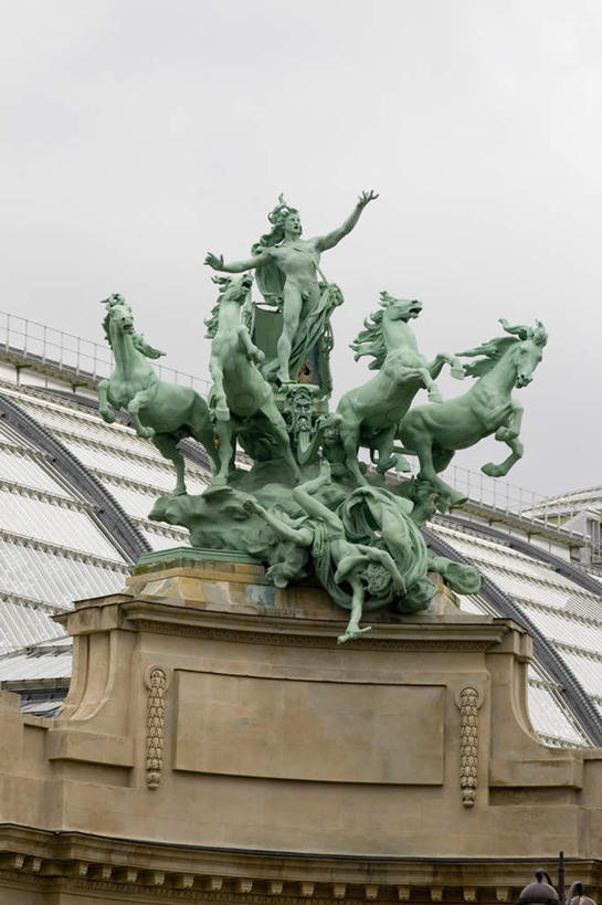 西方人,无人,三个人,躺,举,竖图,室外,白天,仰视,旅游,度假,标志建筑,地标,建筑,马,野生动物,雕塑,法国,巴黎,欧洲,欧洲人,艺术,装饰,雕刻,雕像,屋顶,乌云,云,阴天,云朵,首都,云彩,顶棚,娱乐,建设,天空,动物,工艺品,天,托,享受,休闲,旅游胜地,放松,运输,牲畜,纪念,美术,昏暗,阴沉,主题,陈列,法兰西共和国,功能,美学,法兰西第五共和国,卧着,男人,男性,年轻男性,白种人,举起,举手,举着,躺着,卧,向上举,向上伸,向上托,彩图,低角度拍摄,全身