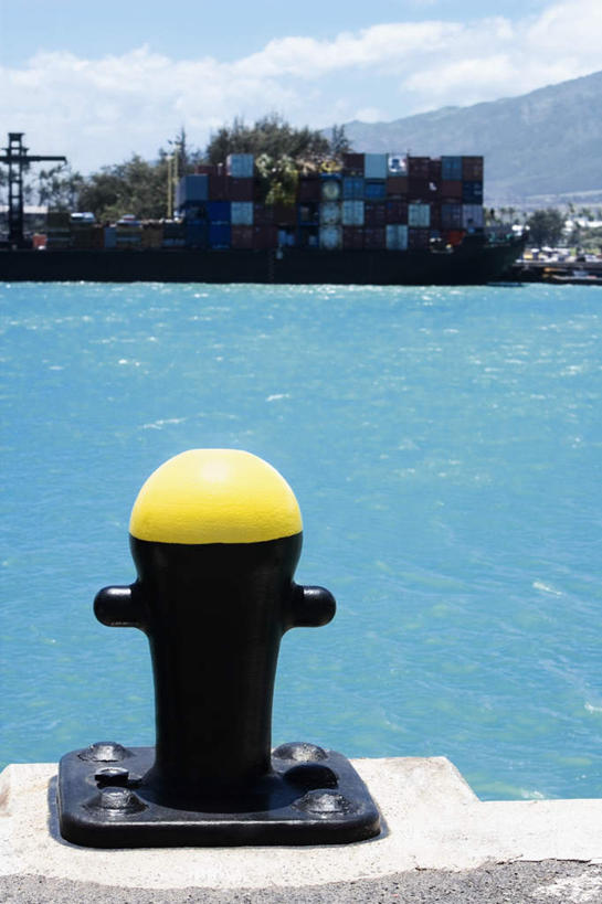 无人,码头,竖图,室外,白天,正面,度假,海浪,海洋,美景,山,山脉,城市风光,城市,港口,一堆,许多,阴影,堆叠,堆积,光线,影子,柱子,景观,浪花,山峰,云,云朵,集装箱,山峦,云彩,娱乐,货柜,蓝色,白云,蓝天,天空,阳光,海水,箱子,群山,天,享受,休闲,景色,放松,运输,晴朗,堆,缆绳,海景,物流,系船柱,缆绳桩,缆绳柱,系缆桩,大海,风浪,海,海水的波动,近岸浪,涌浪,晴空,彩图,摆渡口,埠头,渡口,渡头,港湾,海港,货运码头,口岸,商港