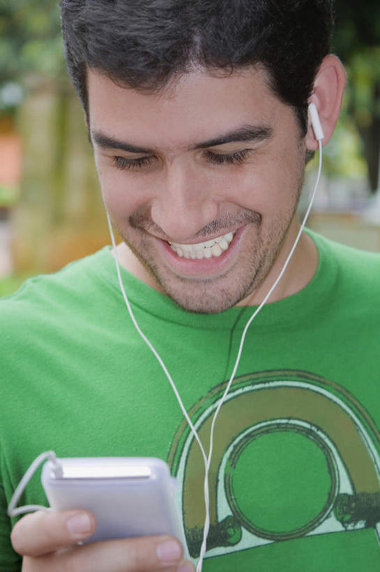 西方人,脸,头,脸颊,一个人,竖图,室外,特写,白天,正面,陶醉,快乐,满意,幸福,植物,欧洲,欧洲人,仅一个男性,仅一个人,阴影,朦胧,模糊,光线,影子,音响,音乐,音乐播放器,娱乐,肩膀,树,树木,仅一个年轻男性,绿色,阳光,自然,耳机,随身听,享受,休闲,放松,生长,成长,舒适,享乐,MP3播放器,男人,男性,年轻男性,白种人,头部,脸部,脸蛋,面部,半身,彩图,播放器,沉醉