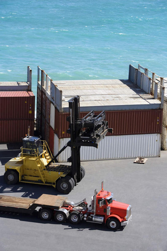 无人,码头,搬运,竖图,俯视,室外,白天,度假,技术,海浪,海洋,美景,城市风光,城市,港口,卡车,一辆,阴影,光线,影子,景观,浪花,集装箱,娱乐,车,阳光,海水,交通工具,享受,休闲,机械,工程车,景色,放松,工业,集装箱车,货车,工程,叉车,载具,海景,货运车,交通运输,工作车,大海,风浪,海,海水的波动,近岸浪,涌浪,载重汽车,彩图,高角度拍摄,摆渡口,埠头,渡口,渡头,港湾,海港,货运码头,口岸,商港