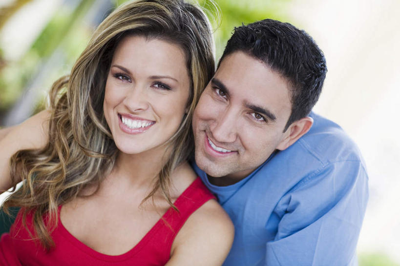 西方人,两个人,笑,微笑,露齿笑,横图,室外,白天,正面,爱情,植物,欧洲,欧洲人,阴影,服装,朦胧,模糊,光线,影子,浪漫,注视,休闲装,树,树木,衣服,红色,蓝色,绿色,阳光,自然,观察,看,靠,靠着,休闲,温暖,温馨,休闲服,恩爱,恋人,服饰,生长,成长,观看,和睦,察看,关注,男人,男性,年轻女性,女人,女性,中年男性,白种人,情侣,半身,彩图,伴侣,融洽