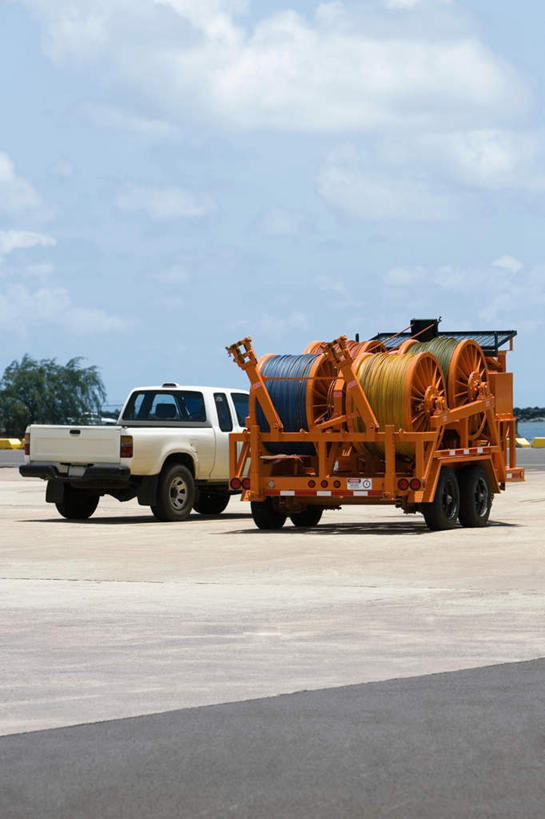 无人,码头,竖图,室外,白天,正面,度假,美景,植物,城市风光,城市,港口,卡车,汽车,阴影,光线,影子,景观,云,云朵,云彩,娱乐,车,树,树木,蓝色,绿色,白云,蓝天,天空,阳光,自然,交通工具,天,享受,休闲,景色,放松,生长,晴朗,成长,载具,晴空,彩图,摆渡口,埠头,渡口,渡头,港湾,海港,货运码头,口岸,商港