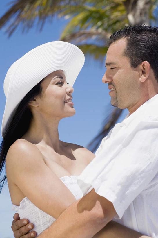 西方人,中年人,两个人,家庭,夫妻,站,笑,微笑,露齿笑,竖图,室外,白天,侧面,爱情,植物,棕榈树,帽子,叶子,欧洲,欧洲人,阴影,服装,光线,影子,绿叶,浪漫,注视,休闲装,相视,树,树木,衣服,蓝色,绿色,蓝天,天空,阳光,自然,遮阳帽,天,观察,看,站着,休闲,温暖,温馨,一家人,面对面,休闲服,嫩叶,恩爱,恋人,服饰,生长,晴朗,成长,观看,对视,和睦,察看,互视,关注,相对,棕榈叶,万里无云,相看,一顶,男人,男性,女人,女性,中年男性,中年女性,白种人,夫妇,情侣,叶,叶片,晴空,晴空万里,站立,半身,彩图,伴侣,融洽