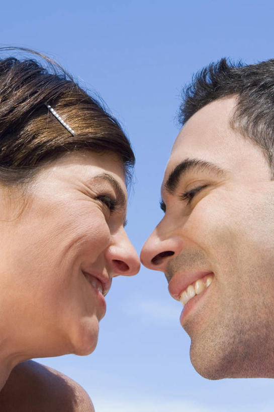 西方人,中年人,脸,头,脸颊,两个人,家庭,夫妻,站,笑,微笑,露齿笑,竖图,室外,特写,白天,仰视,爱情,欧洲,欧洲人,阴影,装饰,光线,头饰,影子,浪漫,注视,肩膀,相视,蓝色,蓝天,天空,阳光,发夹,发饰,夹子,饰品,天,观察,看,站着,温暖,温馨,一家人,面对面,恩爱,恋人,晴朗,观看,对视,华丽,修饰,点缀,和睦,察看,互视,关注,相对,配饰,万里无云,相看,衬托,美观,雅致,雅观,男人,男性,女人,女性,中年男性,中年女性,白种人,头部,脸部,脸蛋,面部,夫妇,情侣,晴空,晴空万里,站立,半身,彩图,低角度拍摄,伴侣,融洽