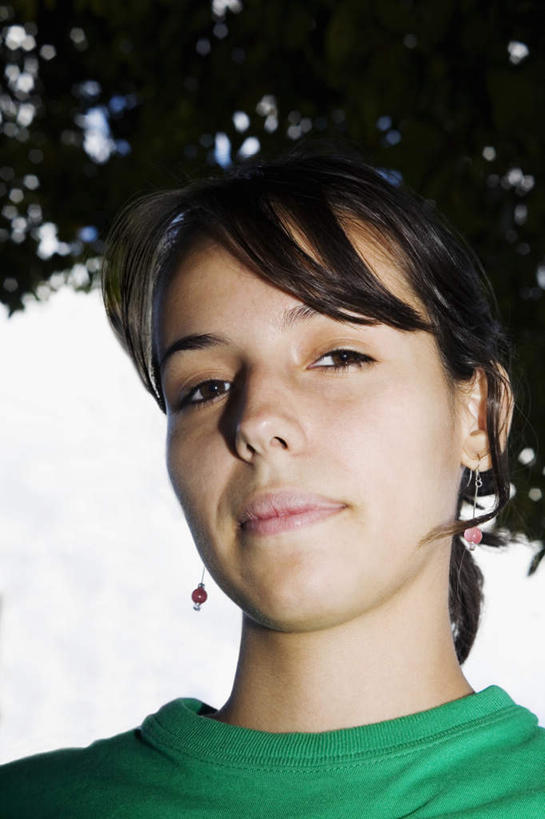 西方人,脸,头,脸颊,一个人,站,竖图,室外,特写,白天,仰视,植物,欧洲,欧洲人,仅一个年轻女性,仅一个女性,仅一个人,阴影,服装,朦胧,模糊,光线,影子,注视,休闲装,肩膀,装饰品,树,树木,衣服,蓝色,绿色,蓝天,天空,阳光,自然,耳环,饰品,首饰,天,观察,看,站着,休闲,休闲服,服饰,生长,晴朗,成长,观看,察看,关注,万里无云,耳饰,年轻女性,女人,女性,白种人,头部,脸部,脸蛋,面部,晴空,晴空万里,站立,半身,彩图,低角度拍摄