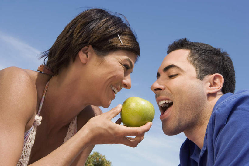 西方人,中年人,脸,头,脸颊,两个人,家庭,夫妻,笑,吃,微笑,露齿笑,横图,室外,特写,白天,仰视,爱情,苹果,水果,欧洲,欧洲人,阴影,服装,新鲜,装饰,光线,头饰,影子,云,云朵,生食,食品,果实,浪漫,云彩,注视,休闲装,肩膀,食物,一个,衣服,蓝色,白云,蓝天,天空,阳光,发夹,发饰,夹子,饰品,天,青苹果,观察,看,张嘴,休闲,温暖,温馨,一家人,休闲服,恩爱,喂,恋人,服饰,有机食品,绿色食品,晴朗,单个,观看,华丽,修饰,点缀,和睦,察看,关注,张大嘴巴,配饰,衬托,美观,雅致,雅观,男人,男性,女人,女性,中年男性,中年女性,白种人,头部,脸部,脸蛋,面部,夫妇,情侣,晴空,张开嘴,嚼,食,半身,彩图,低角度拍摄,伴侣,融洽