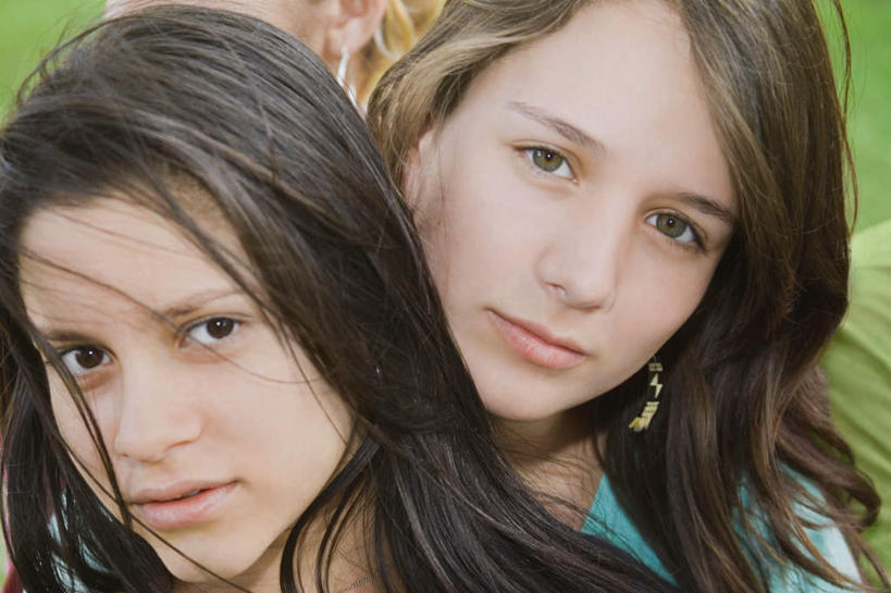 西方人,脸,头,脸颊,两个人,家庭,横图,室外,特写,白天,正面,植物,欧洲,欧洲人,阴影,服装,光线,影子,注视,休闲装,肩膀,装饰品,树,树木,衣服,绿色,阳光,自然,耳环,饰品,首饰,观察,看,休闲,温暖,温馨,一家人,休闲服,服饰,生长,成长,观看,和睦,察看,关注,耳饰,年轻女性,女人,女性,白种人,头部,脸部,脸蛋,面部,半身,彩图,融洽