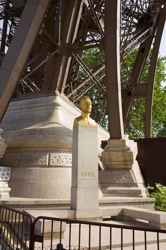 无人,竖图,室外,白天,仰视,旅游,度假,植物,标志建筑,地标,建筑,雕塑,法国,巴黎,欧洲,艾菲尔铁塔,阴影,艺术,装饰,光线,雕刻,雕像,影子,埃菲尔铁塔,娱乐,建设,树,树木,绿色,阳光,自然,工艺品,享受,休闲,旅游胜地,放松,生长,成长,纪念,美术,法兰西,主题,陈列,法兰西共和国,战神广场,功能,美学,法兰西第五共和国,彩图,低角度拍摄