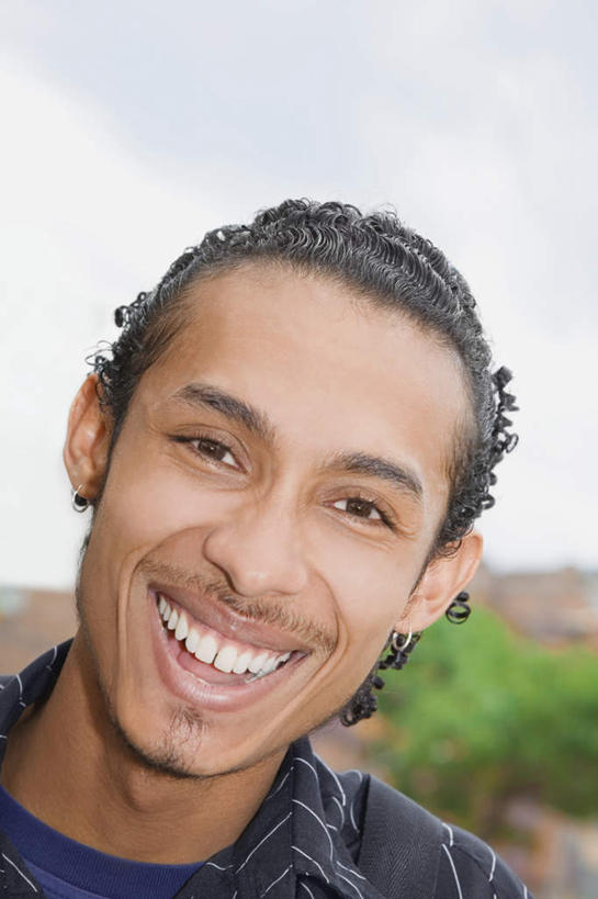 西方人,脸,头,脸颊,一个人,站,笑,微笑,露齿笑,竖图,室外,特写,白天,正面,植物,欧洲,欧洲人,仅一个男性,仅一个人,阴影,服装,朦胧,模糊,光线,影子,云,云朵,云彩,注视,休闲装,肩膀,树,树木,仅一个年轻男性,衣服,蓝色,绿色,白云,蓝天,天空,阳光,自然,天,观察,看,站着,休闲,休闲服,服饰,生长,晴朗,成长,观看,察看,关注,男人,男性,年轻男性,白种人,头部,脸部,脸蛋,面部,晴空,站立,半身,彩图