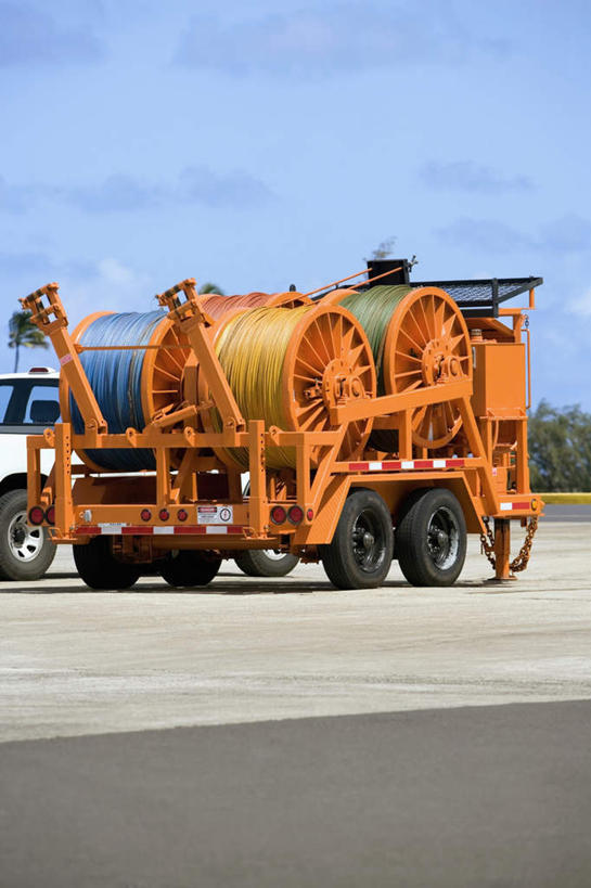 无人,码头,竖图,室外,白天,正面,度假,美景,城市风光,城市,港口,卡车,一辆,阴影,光线,影子,景观,云,云朵,集装箱,云彩,娱乐,蓝色,白云,蓝天,天空,阳光,交通工具,天,享受,休闲,景色,放松,集装箱车,晴朗,货车,载具,货运车,晴空,载重汽车,彩图,摆渡口,埠头,渡口,渡头,港湾,海港,货运码头,口岸,商港