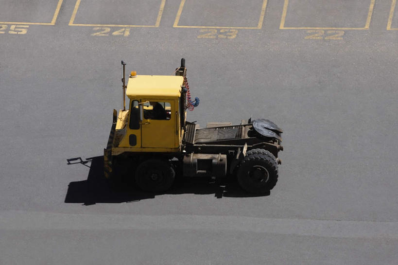 无人,停车场,码头,搬运,横图,俯视,航拍,室外,白天,度假,技术,美景,城市风光,城市,港口,一辆,阴影,光线,标志,数字,文字,影子,字符,景观,娱乐,标识,车,阳光,交通工具,享受,休闲,机械,工程车,景色,放松,工业,阿拉伯数字,工程,叉车,鸟瞰,载具,交通运输,工作车,彩图,高角度拍摄,摆渡口,泊车场,埠头,渡口,渡头,港湾,海港,货运码头,口岸,商港