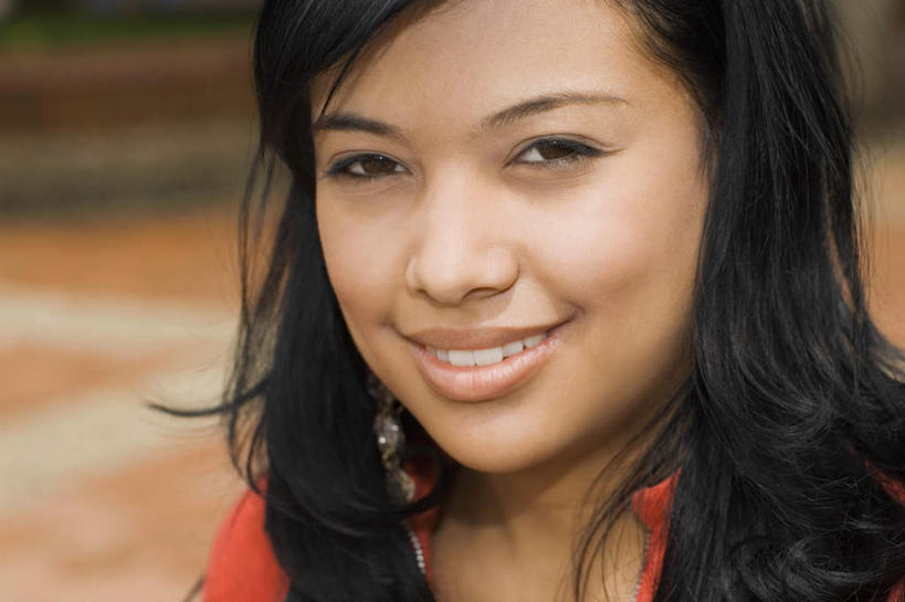 西方人,脸,头,脸颊,头发,一个人,站,笑,微笑,露齿笑,横图,室外,特写,白天,正面,道路,路,公路,欧洲,欧洲人,仅一个女性,仅一个人,阴影,服装,朦胧,模糊,光线,影子,交通,注视,休闲装,肩膀,装饰品,衣服,黑色,阳光,耳环,饰品,首饰,观察,看,站着,仅一个中年女性,休闲,休闲服,服饰,观看,察看,关注,耳饰,女人,女性,中年女性,白种人,头部,长发,直发,脸部,脸蛋,面部,马路,站立,半身,彩图