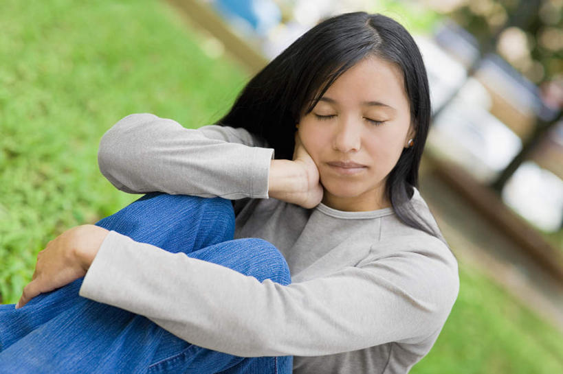 西方人,一个人,坐,闭眼,横图,室外,白天,正面,草地,草坪,植物,欧洲,欧洲人,仅一个年轻女性,仅一个女性,仅一个人,撑,阴影,服装,朦胧,模糊,光线,影子,托腮,休闲装,草,树,树木,衣服,绿色,阳光,自然,托,休闲,休闲服,服饰,生长,成长,托下巴,年轻女性,女人,女性,白种人,闭眼睛,闭着眼,闭着眼睛,坐着,半身,彩图