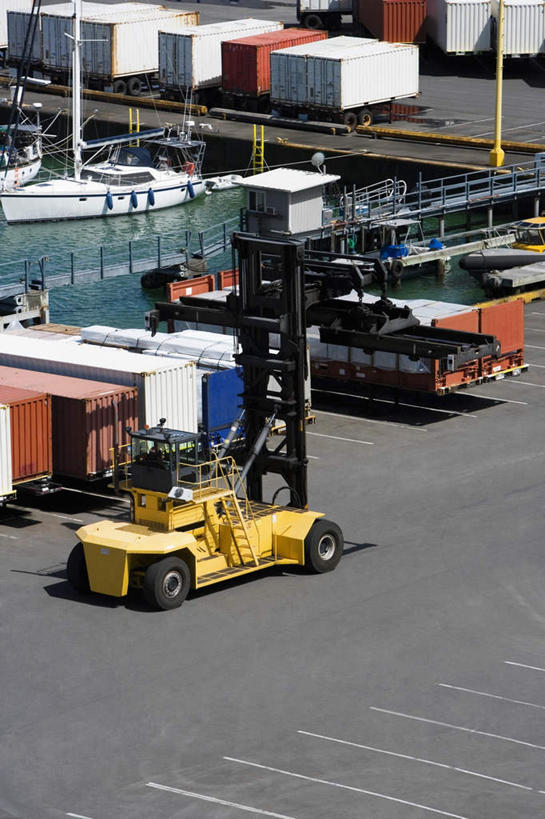 无人,码头,搬运,竖图,俯视,室外,白天,度假,技术,美景,城市风光,城市,港口,卡车,路灯,照明,阴影,光线,影子,景观,灯光,集装箱,娱乐,货柜,车,灯,阳光,箱子,交通工具,享受,休闲,机械,工程车,景色,放松,工业,运输,集装箱车,货车,照亮,工程,叉车,照明设备,载具,货运车,物流,交通运输,工作车,载重汽车,彩图,高角度拍摄,摆渡口,埠头,渡口,渡头,港湾,海港,货运码头,口岸,商港