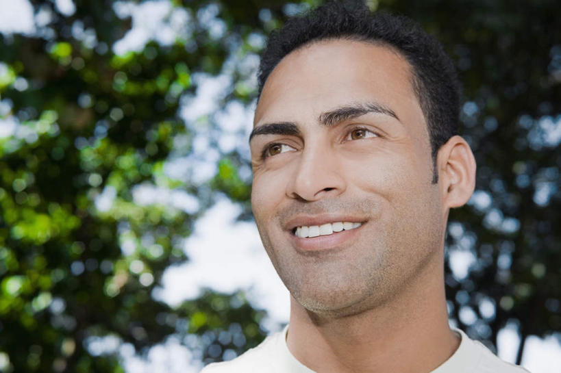 西方人,脸,头,脸颊,一个人,站,笑,微笑,露齿笑,横图,室外,特写,白天,仰视,植物,欧洲,欧洲人,仅一个男性,仅一个人,仅一个中年男性,阴影,服装,朦胧,模糊,光线,影子,注视,休闲装,肩膀,树,树木,衣服,绿色,阳光,自然,观察,看,站着,休闲,休闲服,服饰,生长,成长,观看,察看,关注,男人,男性,中年男性,白种人,头部,脸部,脸蛋,面部,站立,半身,彩图,低角度拍摄