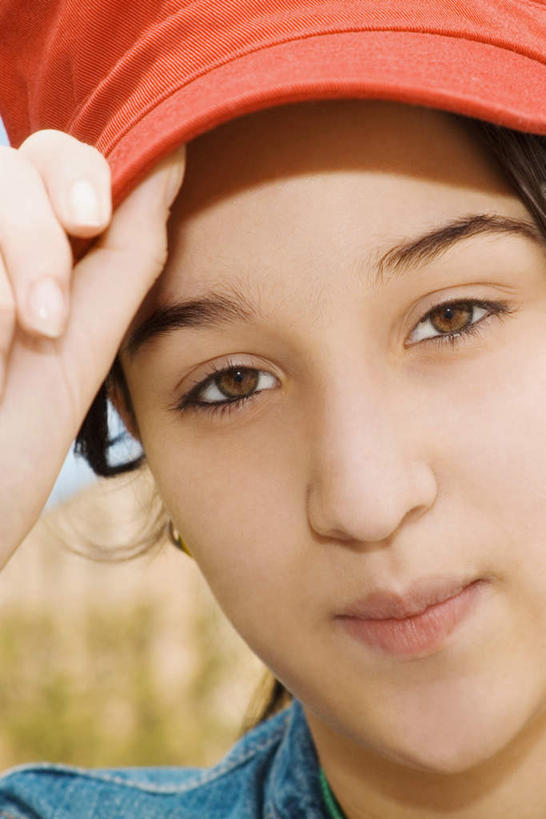 西方人,脸,头,脸颊,手,一个人,竖图,室外,特写,白天,正面,帽子,欧洲,欧洲人,仅一个年轻女性,仅一个女性,仅一个人,阴影,服装,朦胧,模糊,光线,影子,注视,休闲装,运动帽,肩膀,衣服,红色,蓝色,阳光,观察,看,休闲,手部,休闲服,鸭舌帽,服饰,观看,单手,察看,关注,一顶,年轻女性,女人,女性,白种人,头部,脸部,脸蛋,面部,半身,彩图