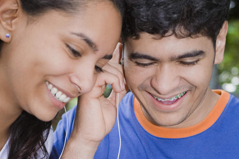 西方人,脸,头,脸颊,两个人,笑,微笑,露齿笑,横图,室外,特写,白天,正面,爱情,快乐,满意,幸福,欧洲,欧洲人,握,阴影,服装,朦胧,模糊,光线,影子,音响,浪漫,音乐,听,注视,休闲装,娱乐,肩膀,衣服,阳光,耳机,观察,看,享受,休闲,温暖,温馨,休闲服,恩爱,放松,握着,恋人,服饰,观看,和睦,察看,舒适,享乐,关注,男人,男性,年轻女性,女人,女性,中年男性,白种人,头部,脸部,脸蛋,面部,情侣,半身,彩图,伴侣,融洽