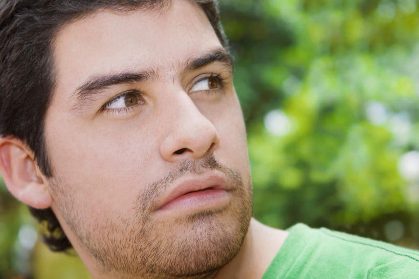 西方人,脸,头,脸颊,胡须,一个人,站,笑,微笑,横图,室外,特写,白天,正面,植物,欧洲,欧洲人,仅一个男性,仅一个人,阴影,服装,朦胧,模糊,光线,影子,扭头,注视,休闲装,肩膀,树,树木,仅一个年轻男性,衣服,绿色,阳光,自然,观察,看,站着,转头,休闲,休闲服,服饰,生长,成长,观看,察看,关注,男人,男性,年轻男性,白种人,头部,胡子,络腮胡,脸部,脸蛋,面部,站立,半身,彩图